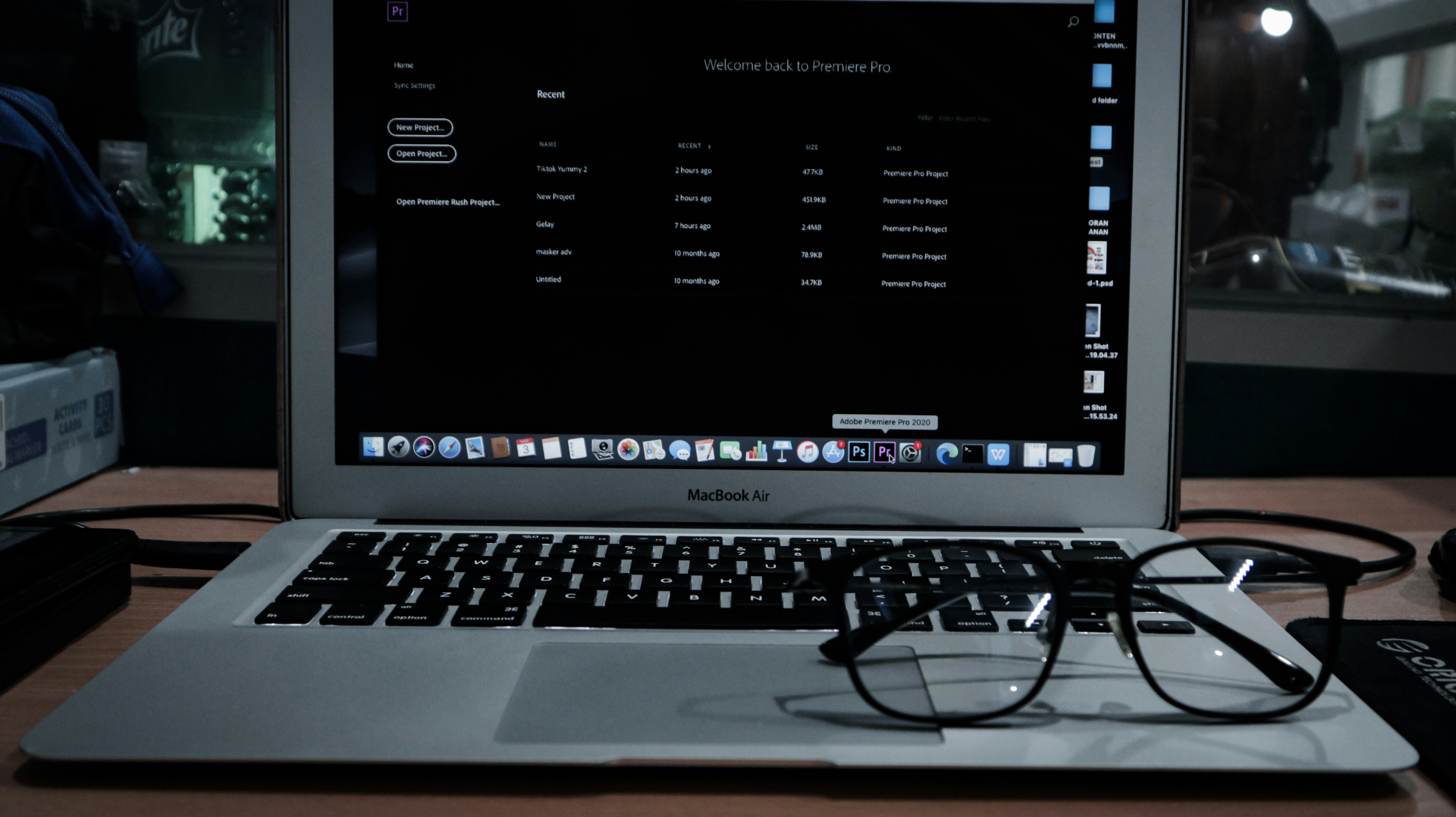 Teclado de computadora negro y gris