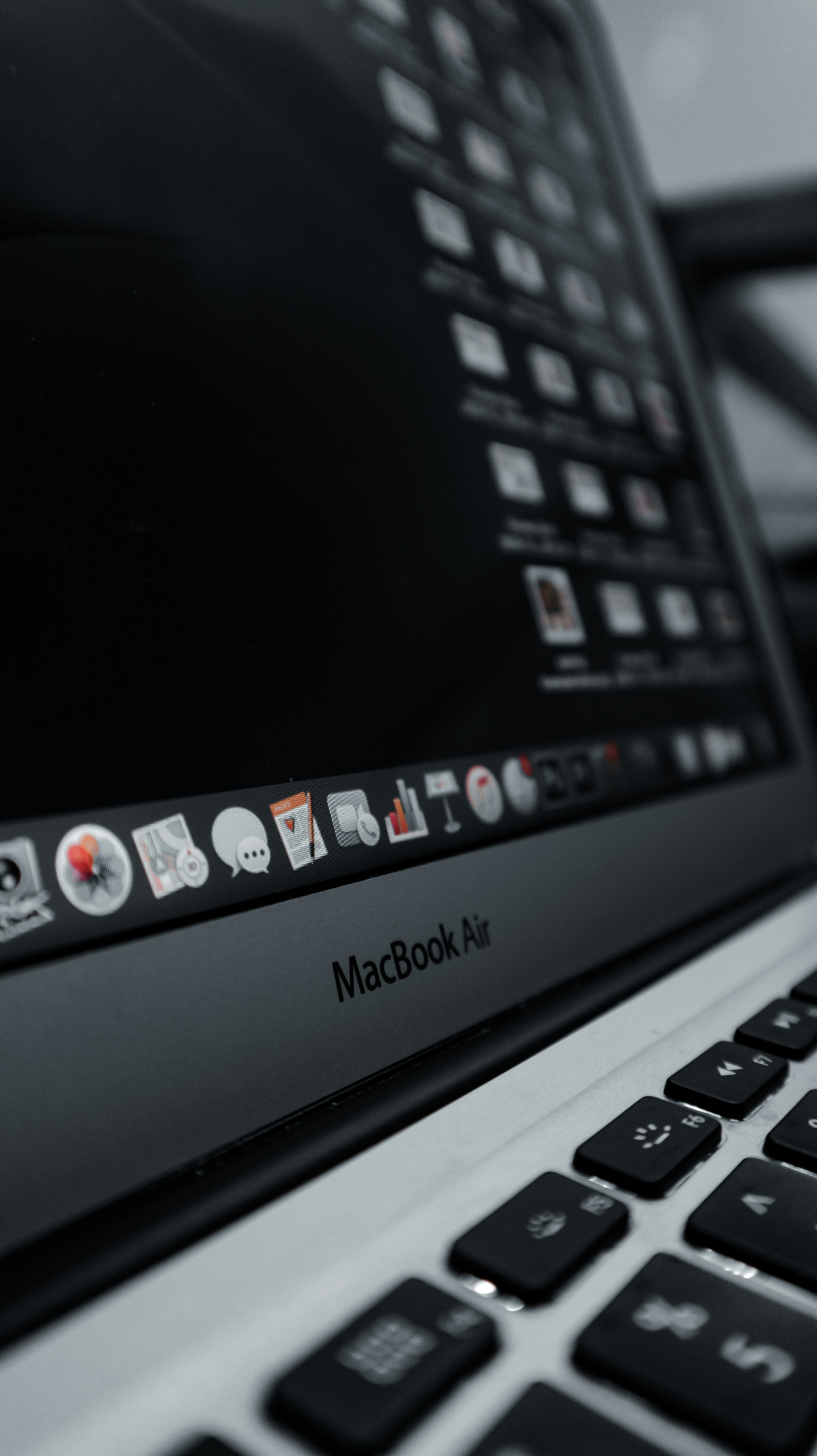 Computadora portátil Dell negra y plateada