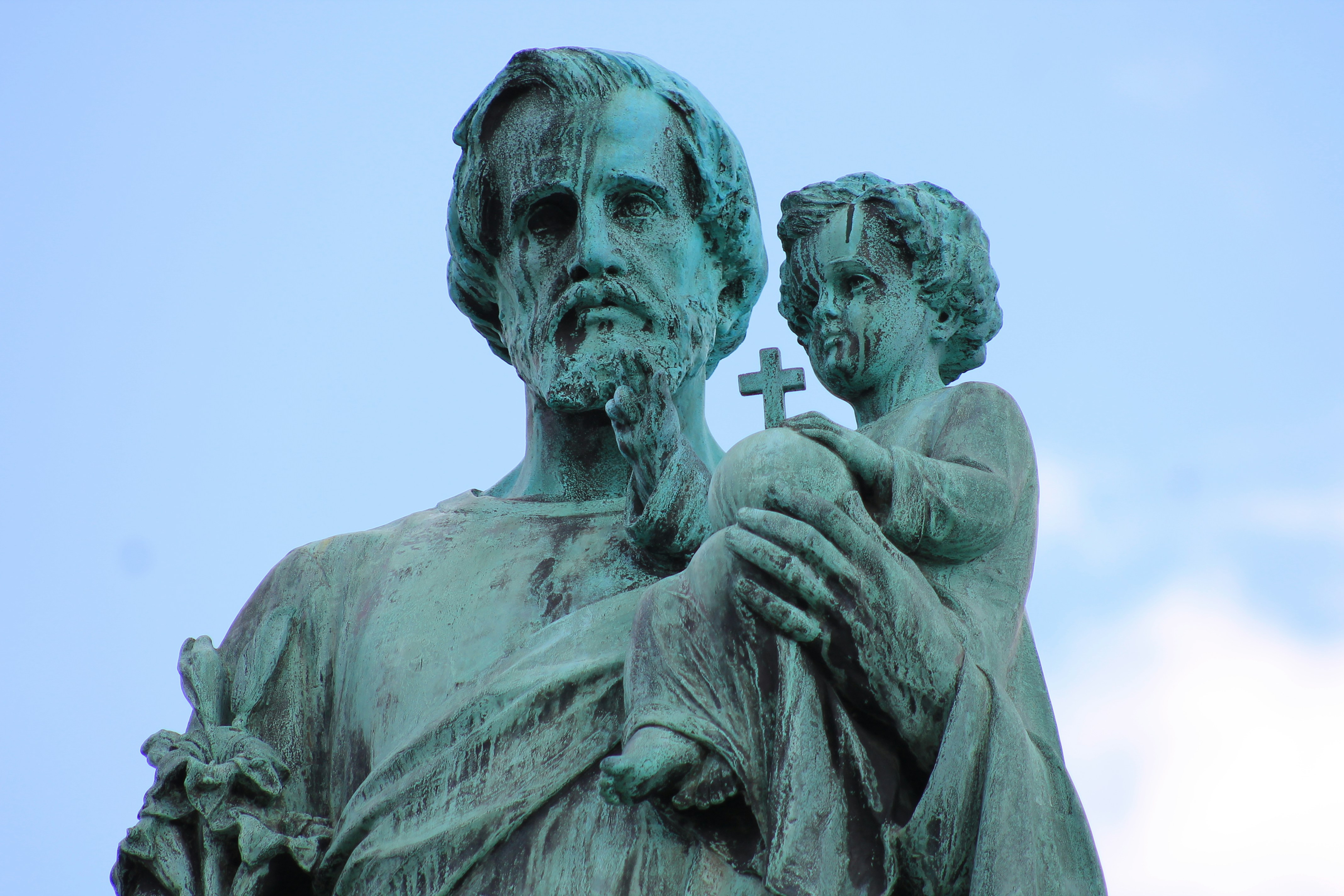 gray concrete statue of man