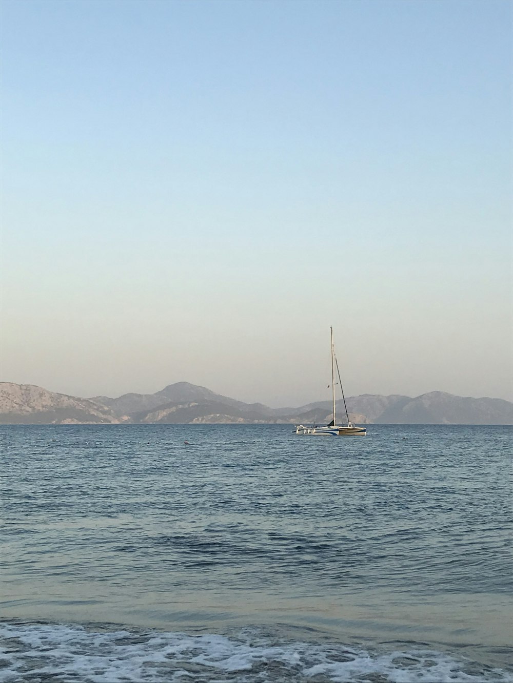 velero blanco en el mar durante el día