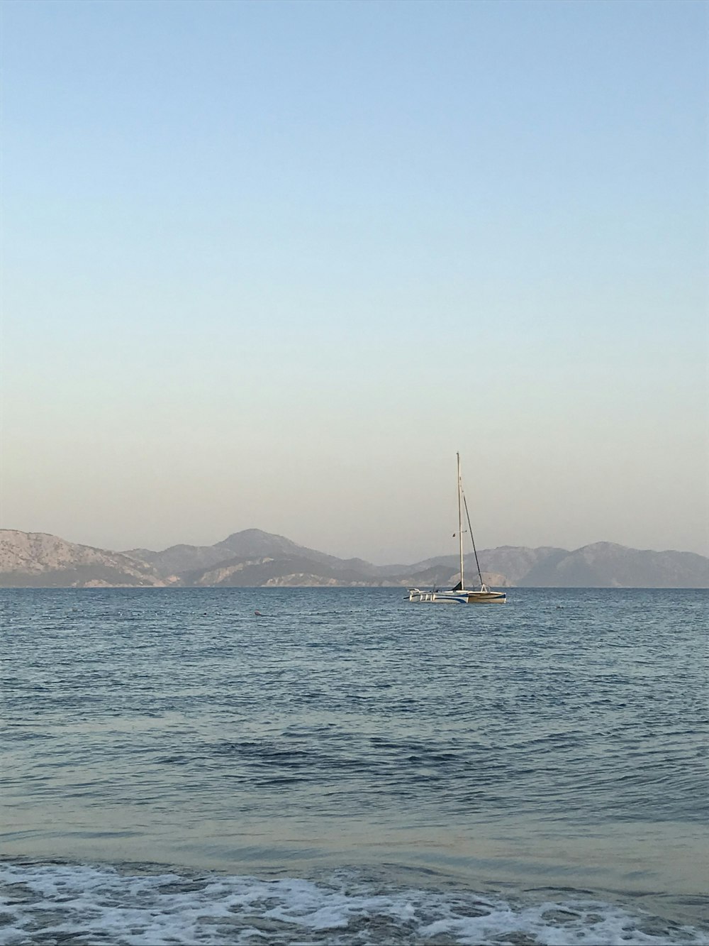 veleiro branco no mar durante o dia
