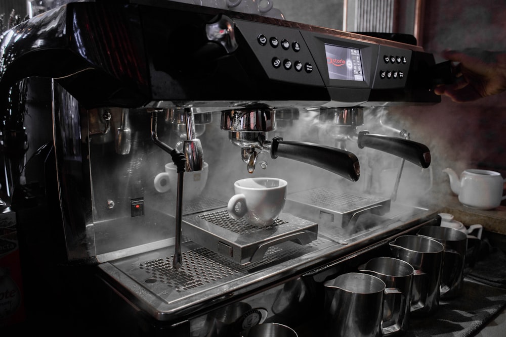 máquina de café expresso prateada e preta