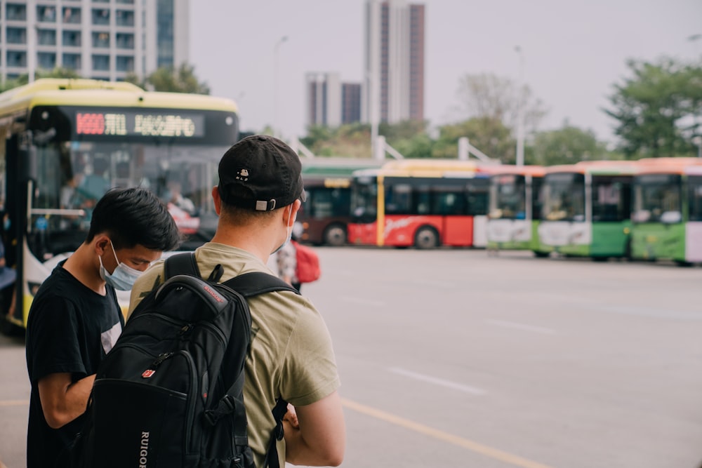 Homme en chemise marron et sac à dos noir marchant sur la route pendant la  journée photo – Photo Bus Gratuite sur Unsplash