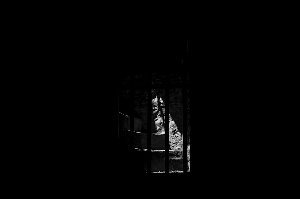 Cadre de fenêtre en bois noir pendant la journée