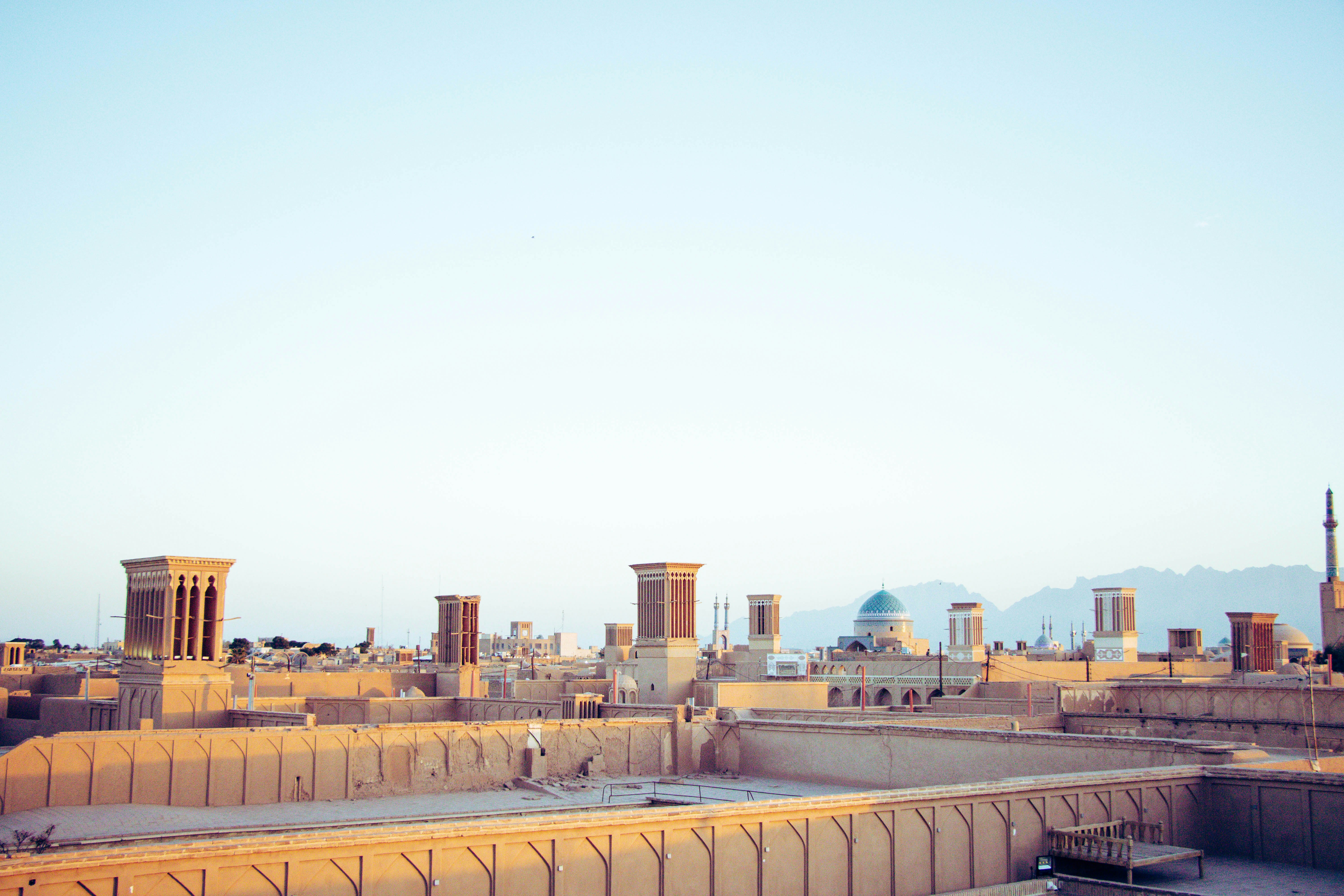 昼間の白い空の下での街のスカイライン