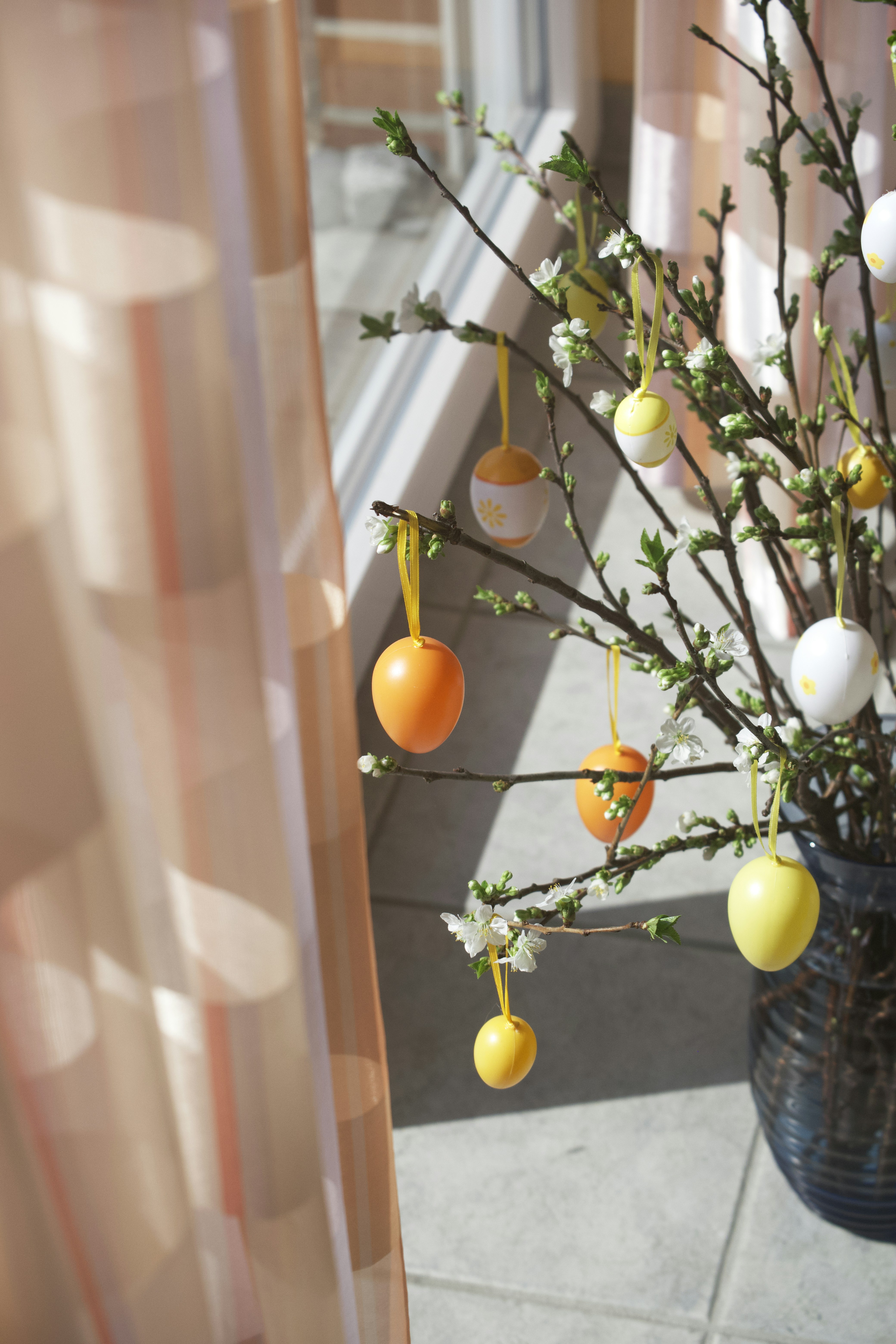 Des œufs de Pâques décorent une branche d'arbre en fleurs.