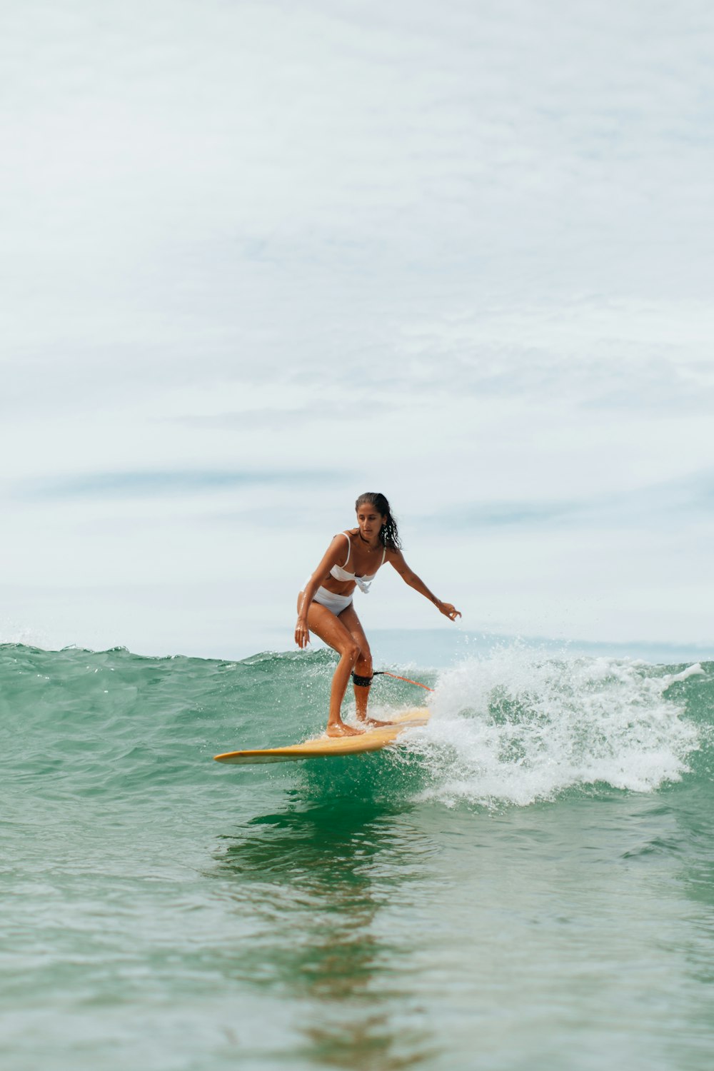 昼間に海の波でサーフィン ピンクのビキニの女性の写真 Unsplashで見つける海の無料写真