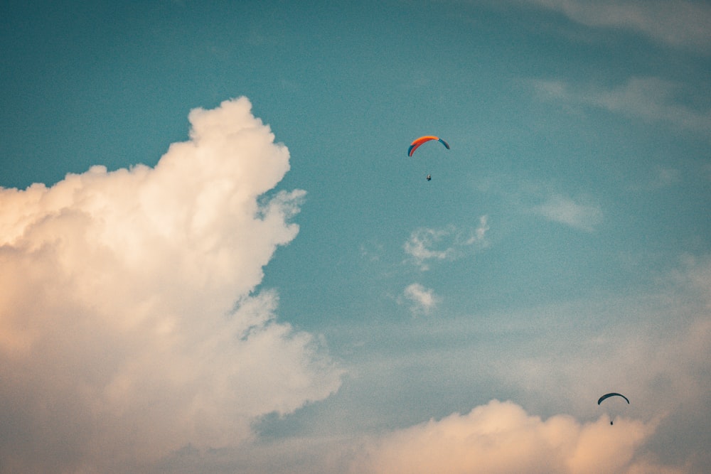 Personne en parachute sous ciel bleu pendant la journée