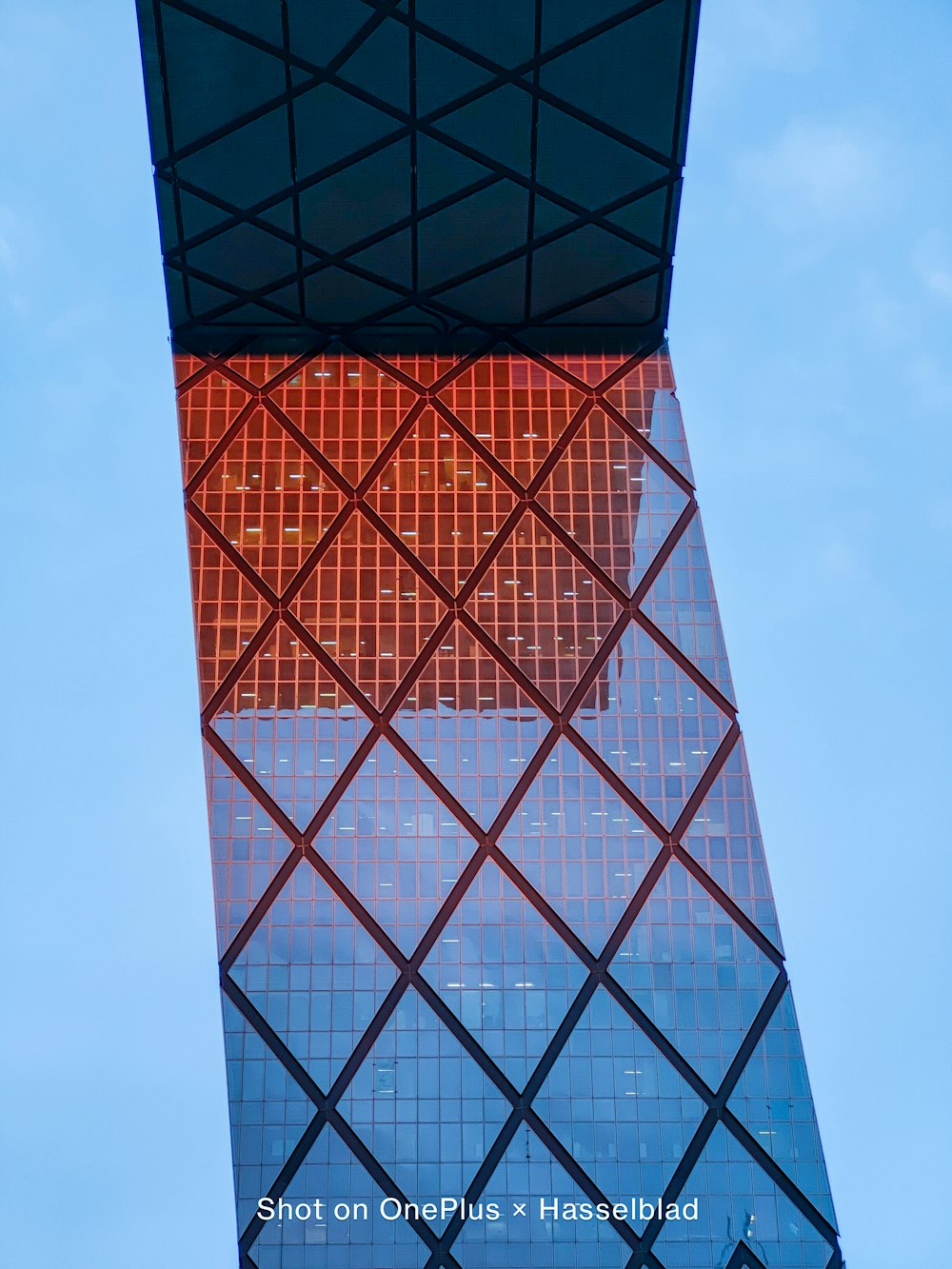 Rot-schwarzes Gebäude unter blauem Himmel