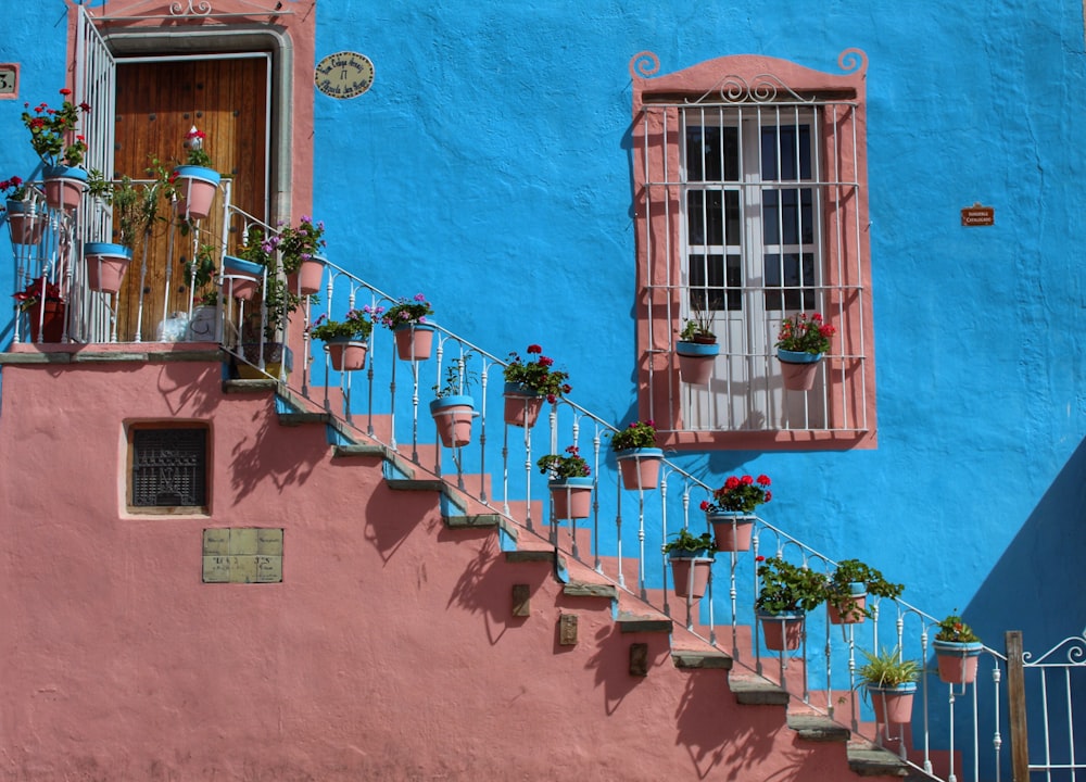 edificio in cemento marrone con finestra blu