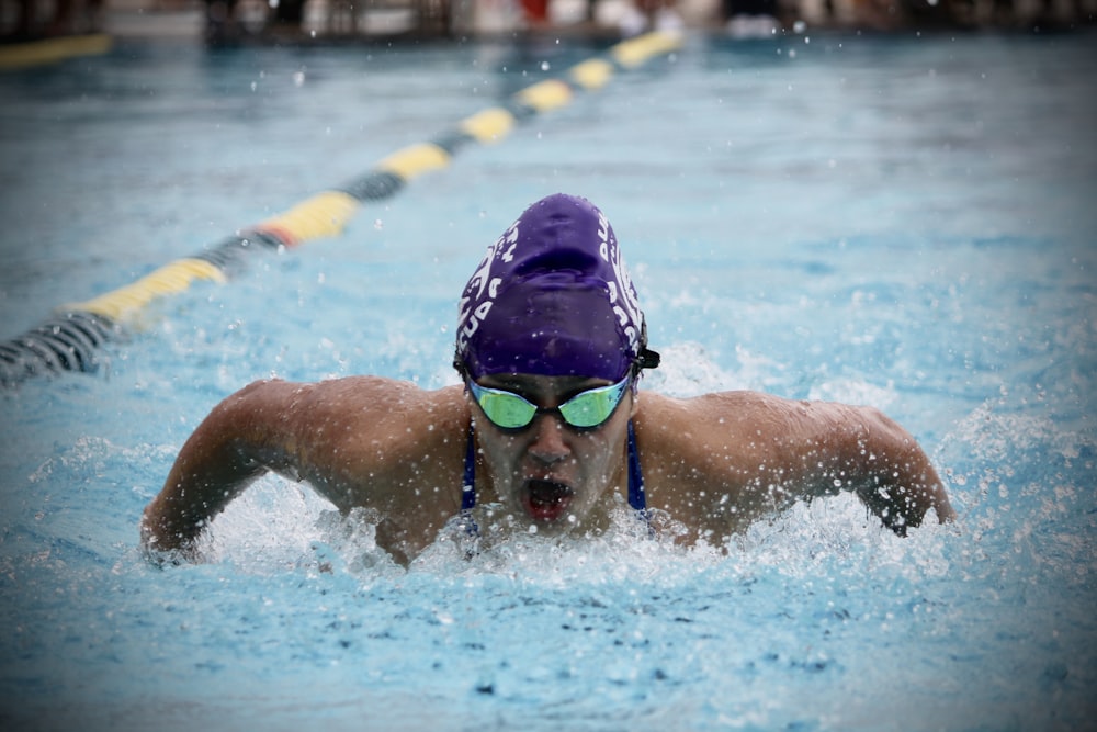 Person in Schwimmbrille im Wasser