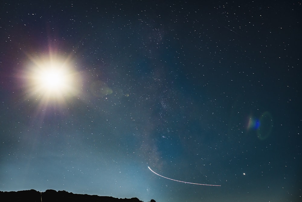 silhueta da montanha sob o céu azul durante a noite