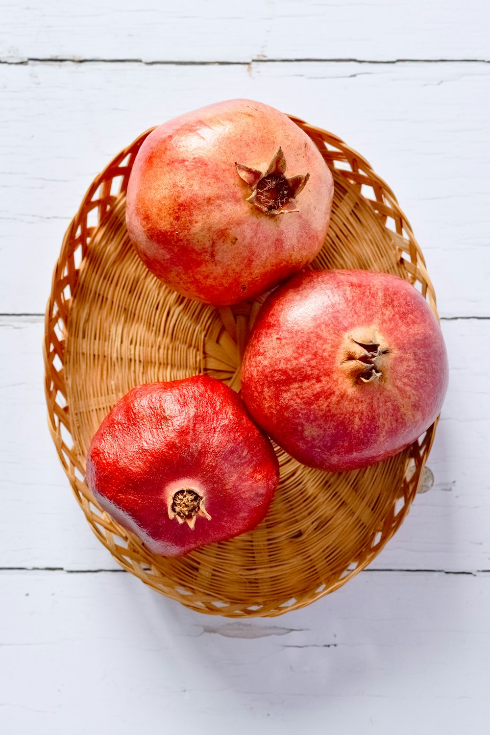 rote Äpfel auf braun geflochtenem Korb