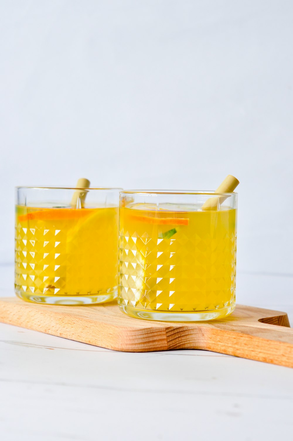 bicchiere trasparente con liquido giallo