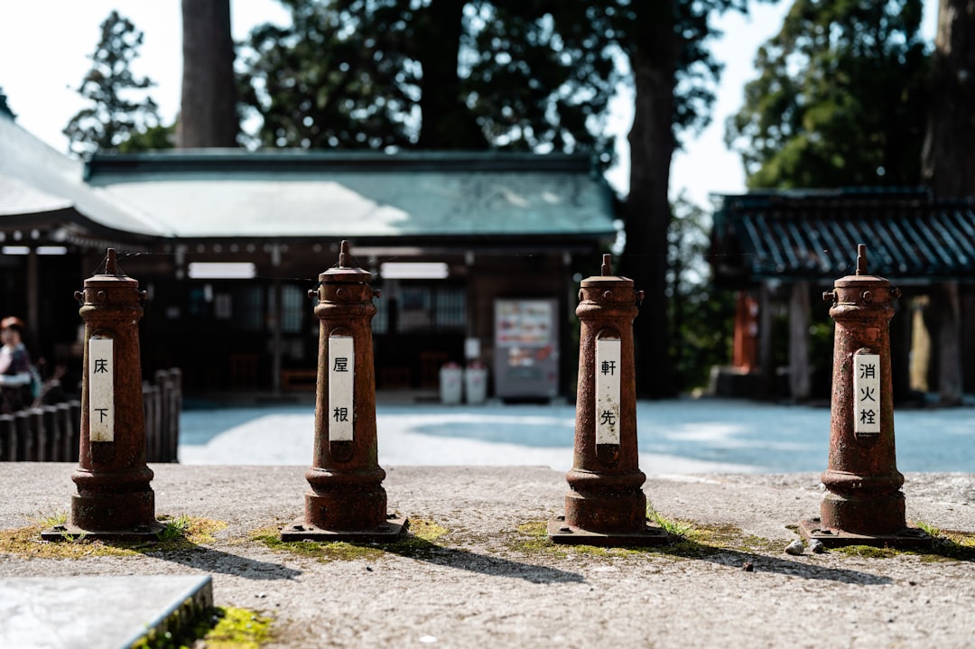 red and brown concrete post,