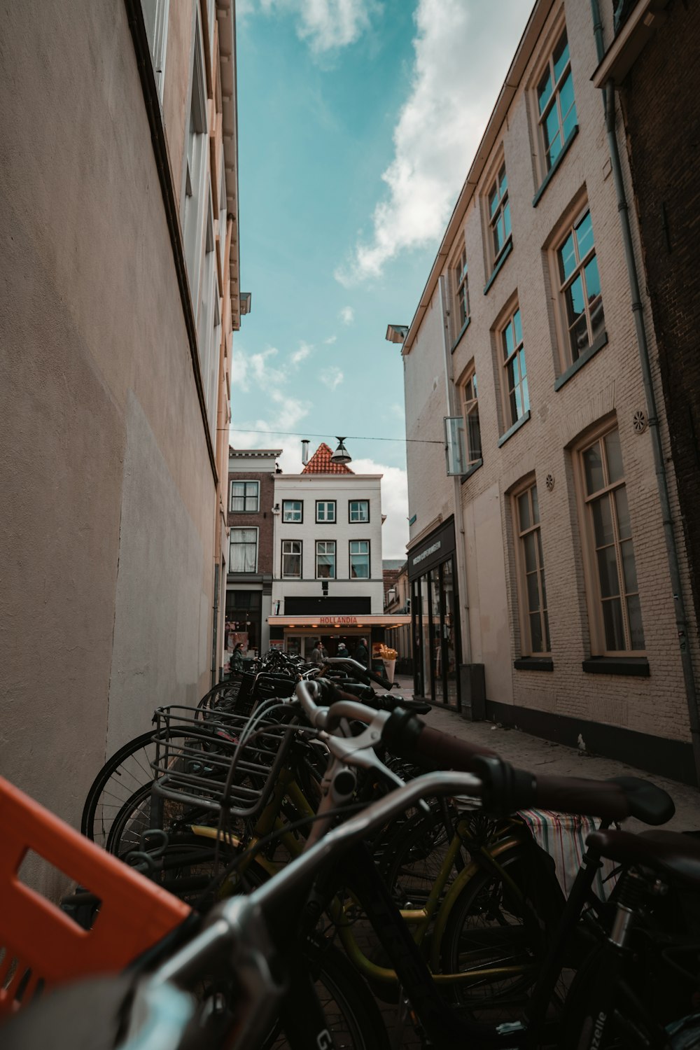 Motocicletta nera parcheggiata accanto all'edificio in cemento marrone durante il giorno