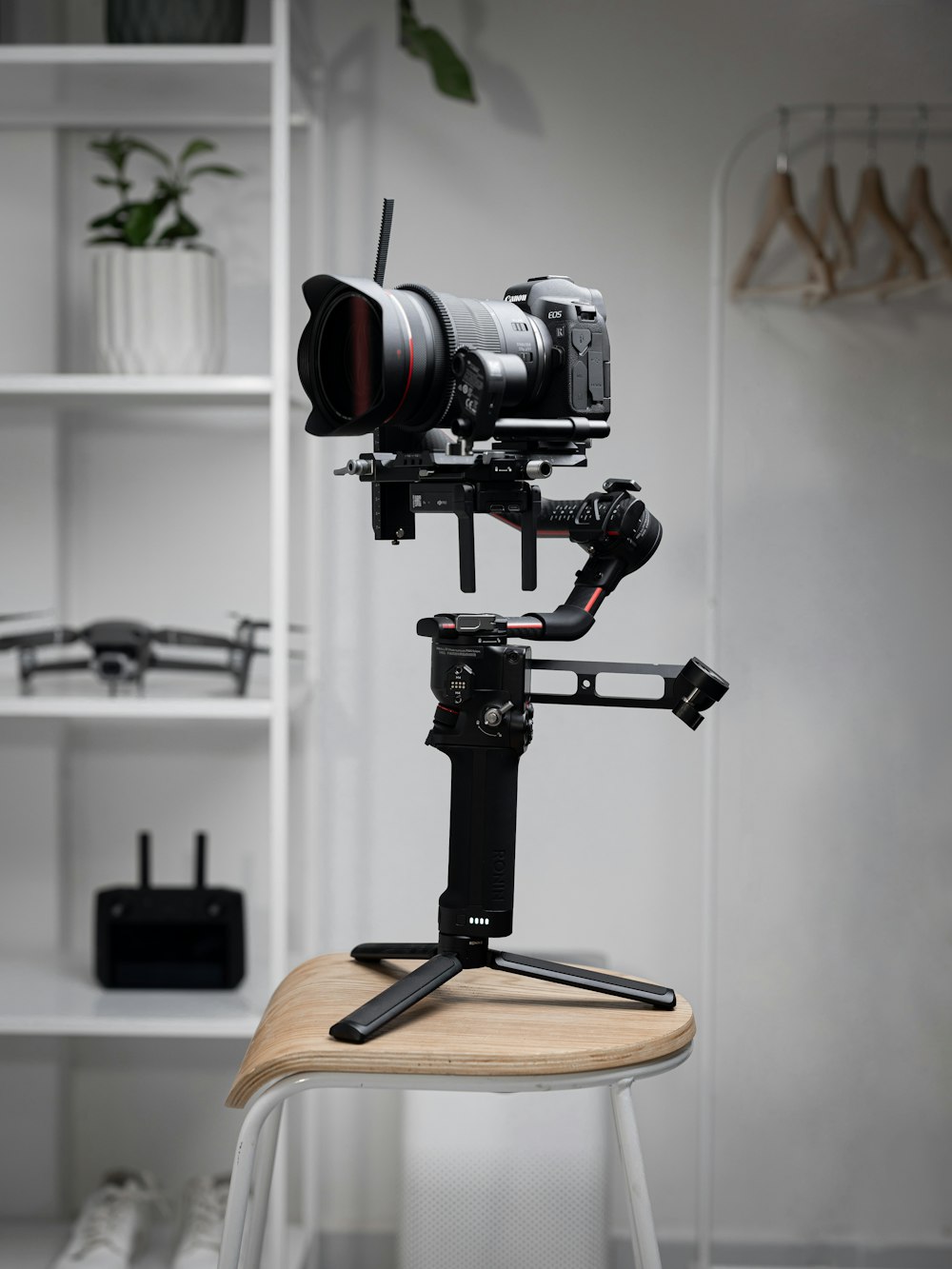 Fotocamera nera su sedile in legno marrone