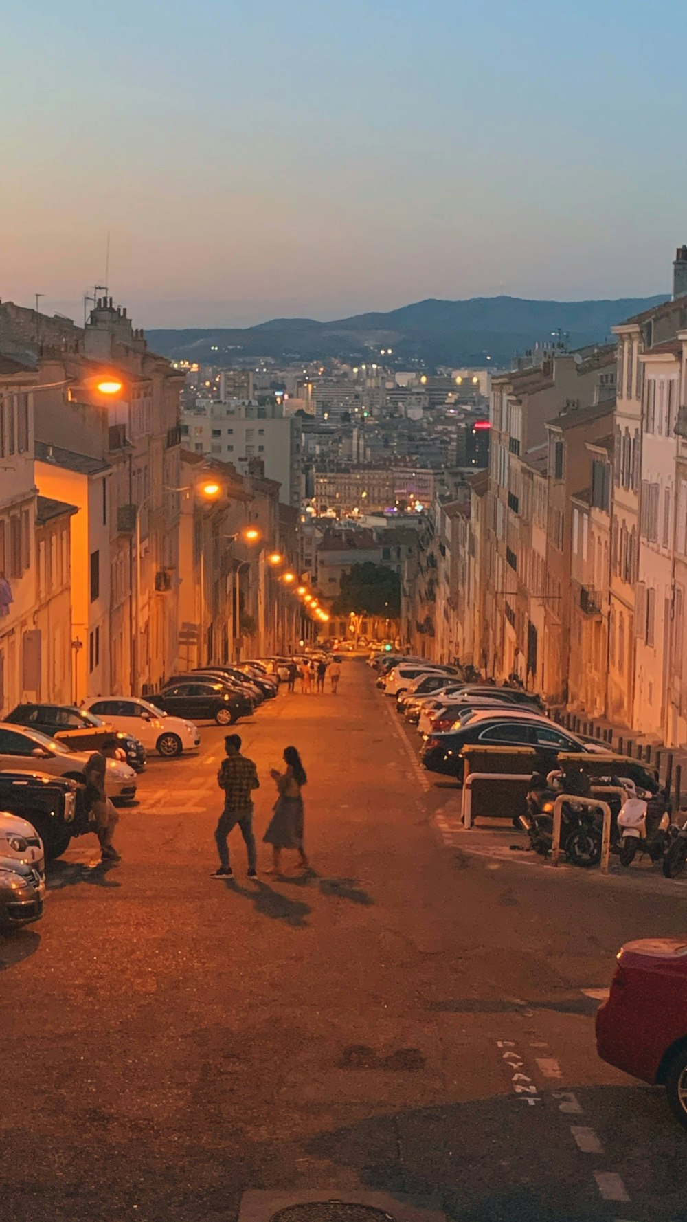 persone che camminano per strada durante la notte