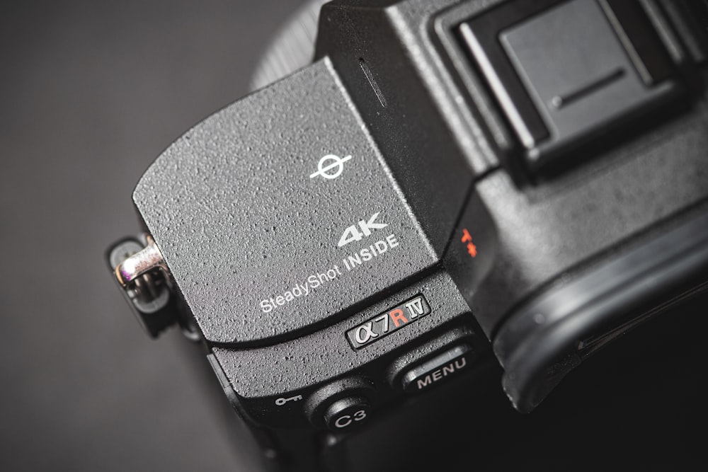Fotocamera reflex digitale Nikon nera su tessuto bianco