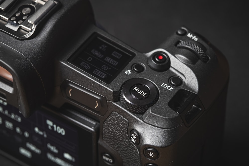Schwarze Sony DSLR-Kamera bei Nahaufnahme eingeschaltet