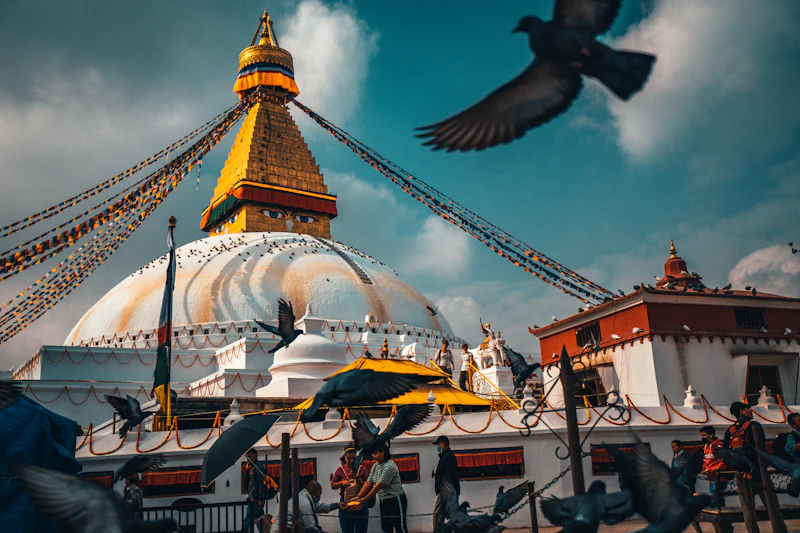 La gran estupa blanca de Boudhanath cubierta de banderas de oración, en Katmandú