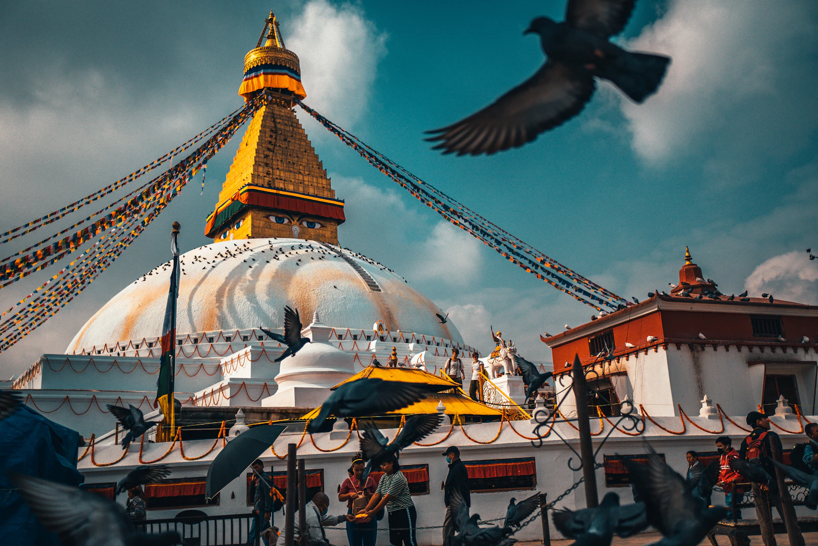 La gran estupa blanca de Boudhanath cubierta de banderas de oración, en Katmandú