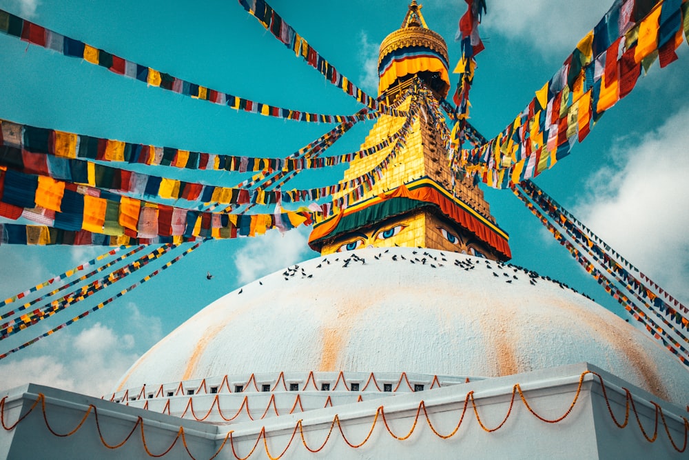 Templo dorado y blanco bajo el cielo azul durante el día