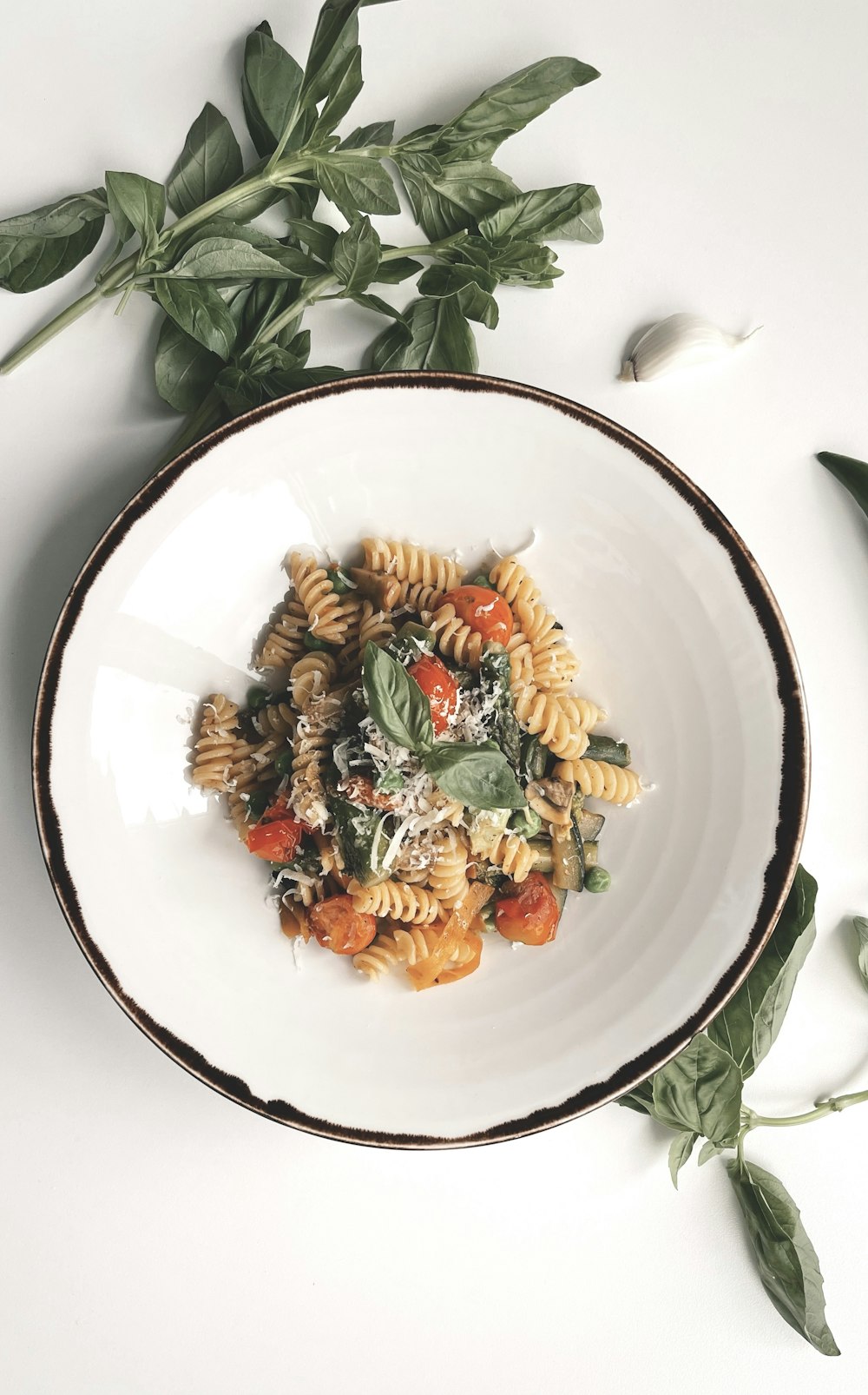 salada de vegetais verdes e laranjas no prato de cerâmica branca