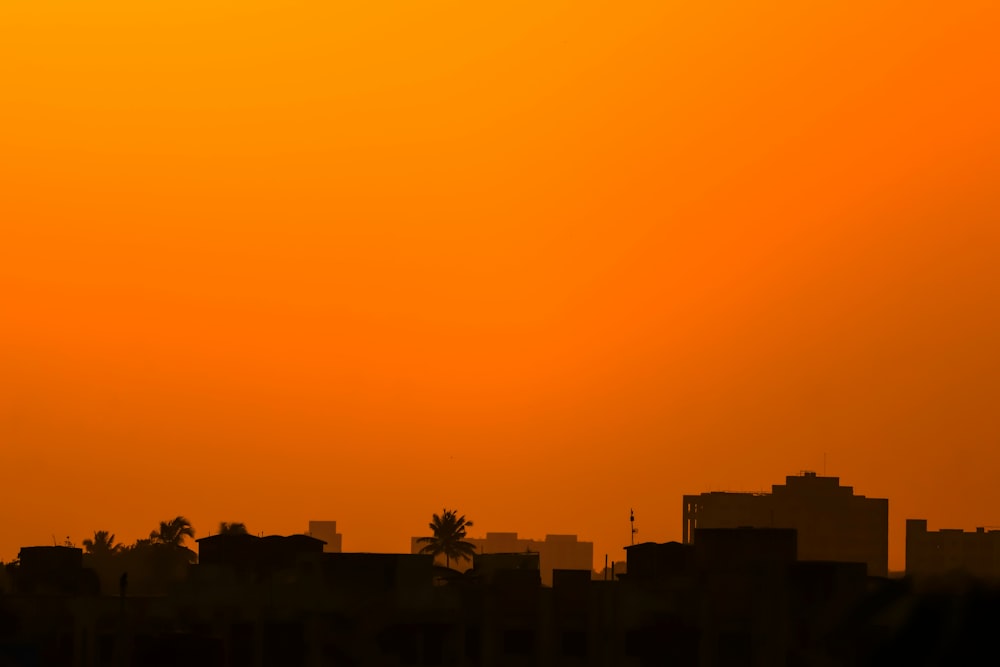 Horizon de la ville sous le ciel bleu pendant la journée