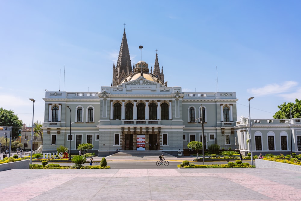 Edificio de hormigón blanco y marrón