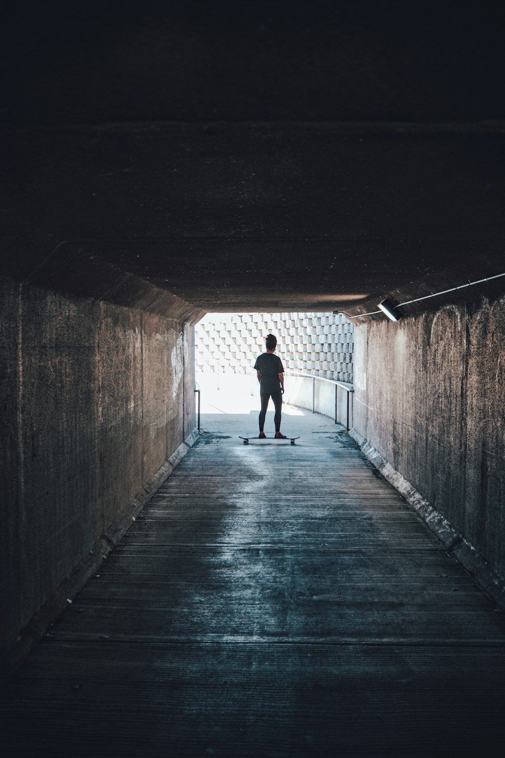 pessoa andando no túnel durante o dia