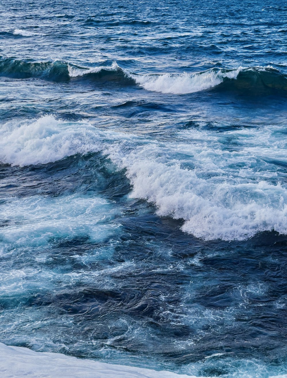 Les vagues de l’océan s’écrasent sur le rivage pendant la journée