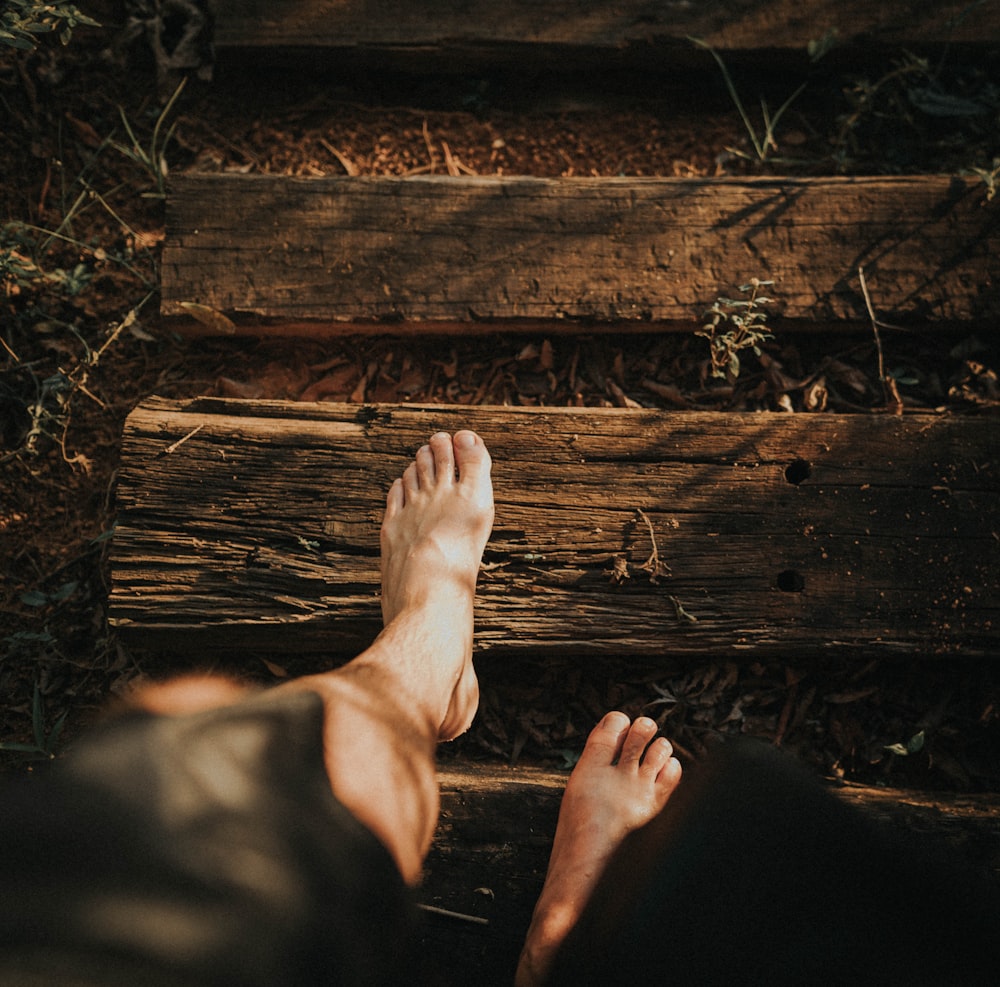 personne debout sur une planche de bois marron