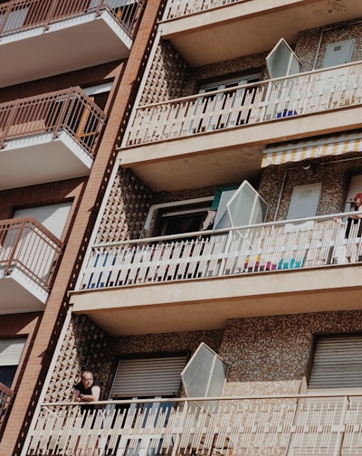 Close-up of a securely installed balcony safety net on a residential building in Pune.