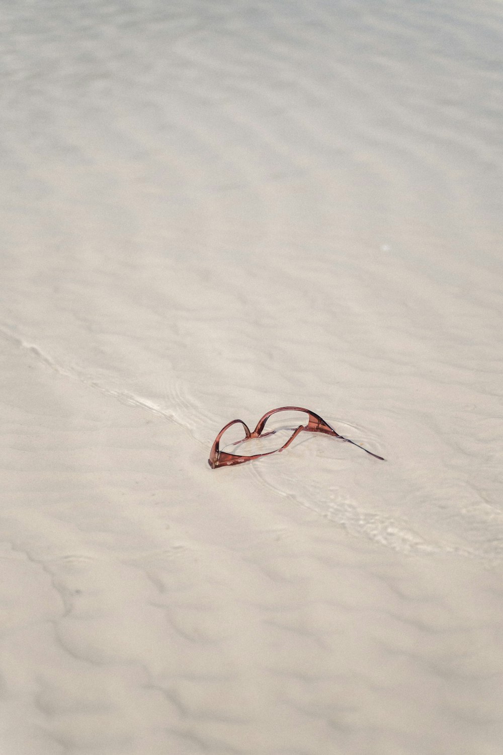 corda vermelha e preta na areia branca