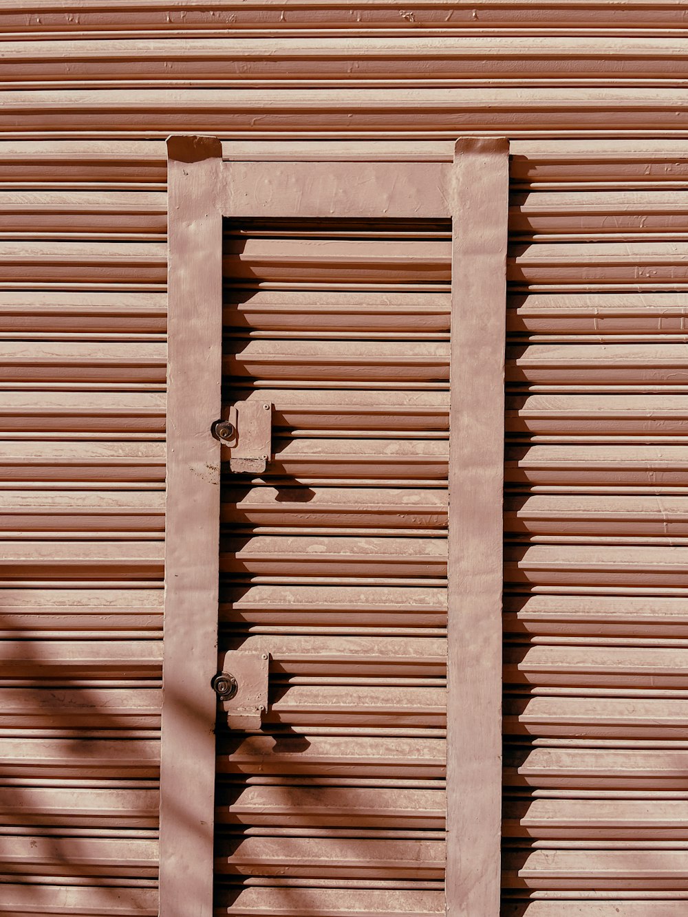 porte en bois brun avec levier de porte en acier brun