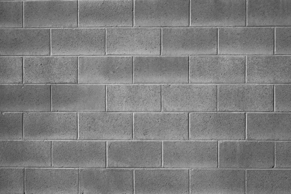 parede de tijolo cinza durante o dia