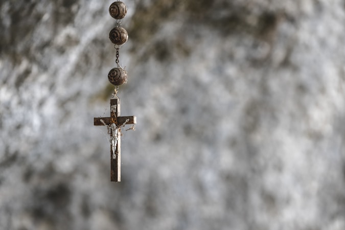 L&rsquo;Art de Créer des Bijoux Chrétiens : Un Voyage Spirituel et Esthétique