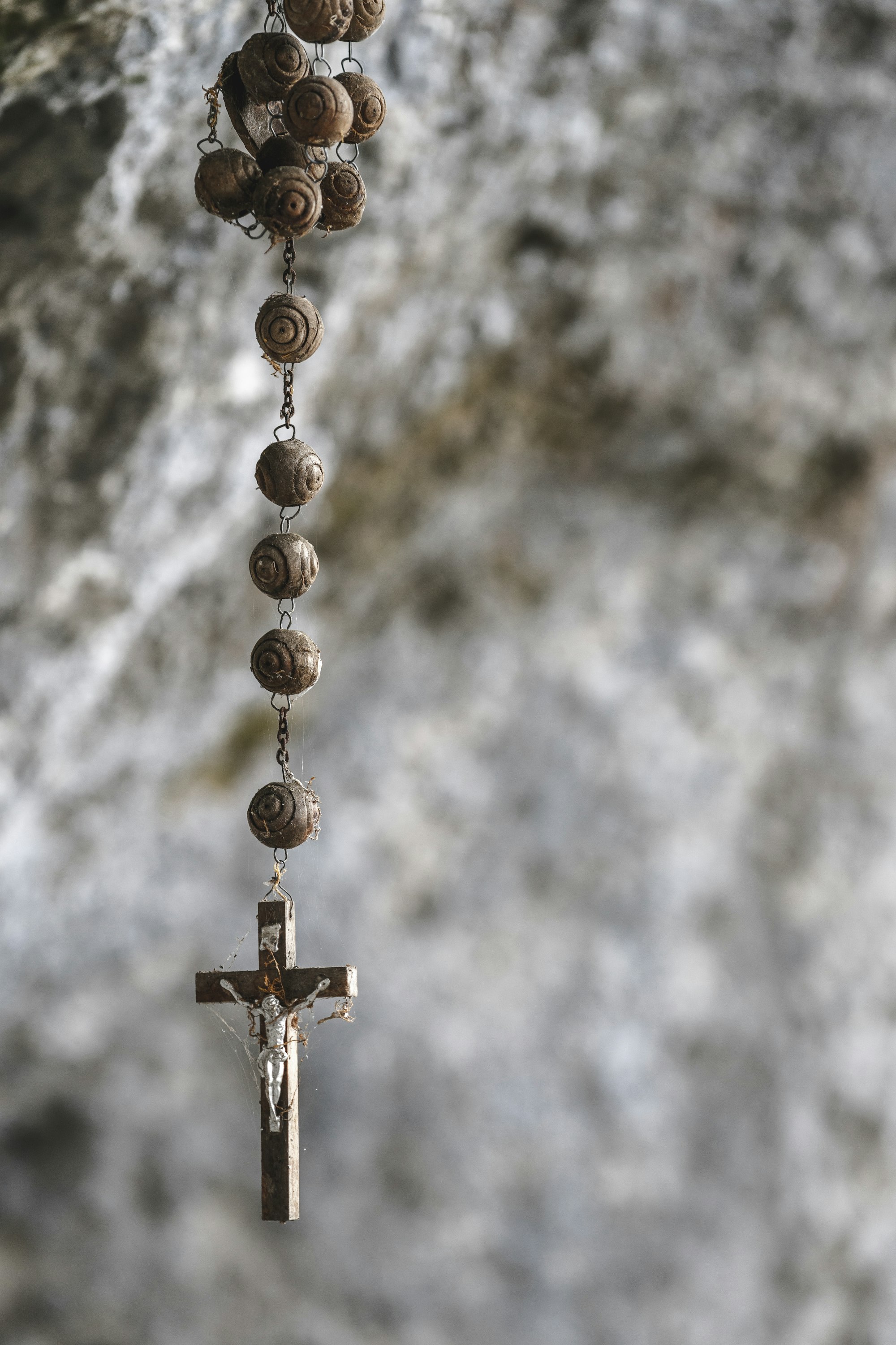 Ein Kruzifix an einem Rosenkranz - gefunden bei einer Höle ✝📿