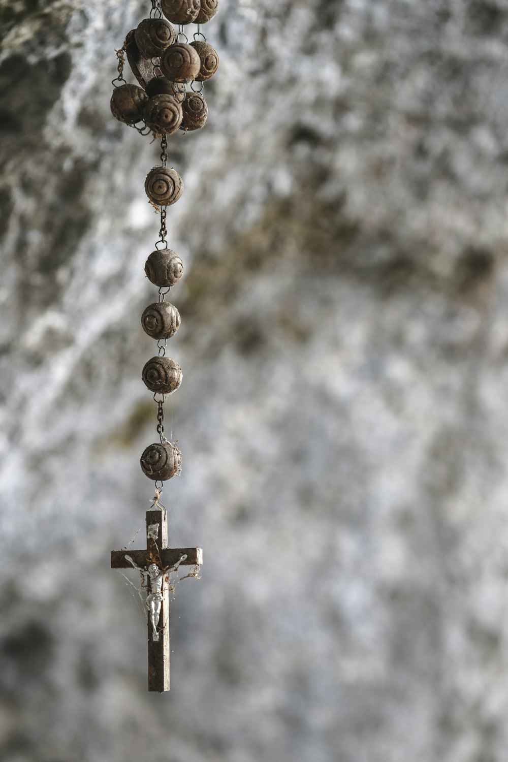 colar pingente cruz de ouro na lente de deslocamento de inclinação