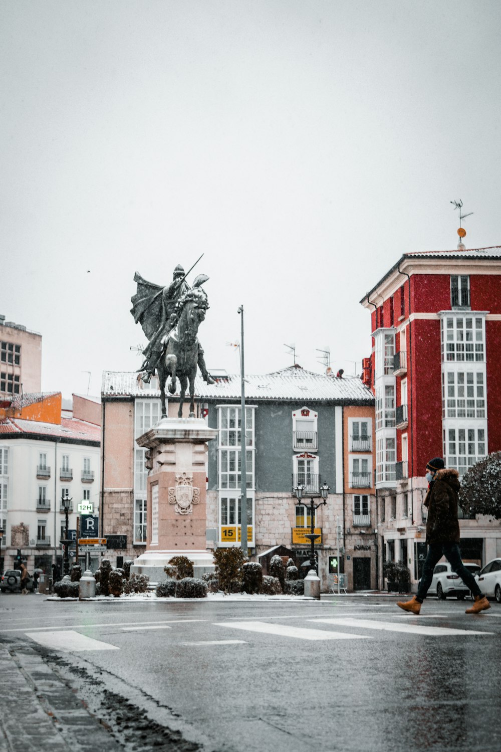 Una statua di un uomo che cavalca un cavallo su una strada della città