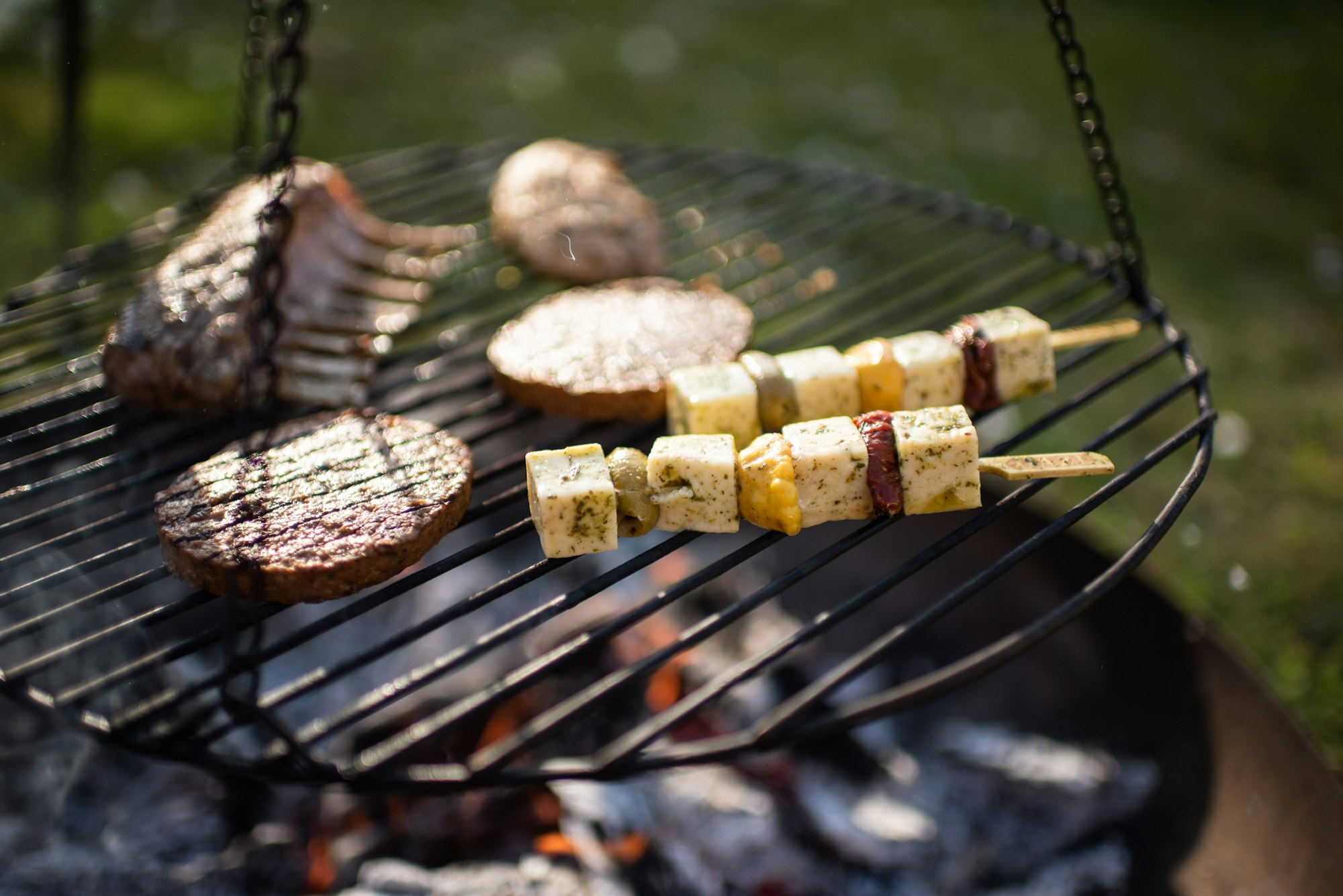 Grill im Frühling über dem Feuer, Feuerschale