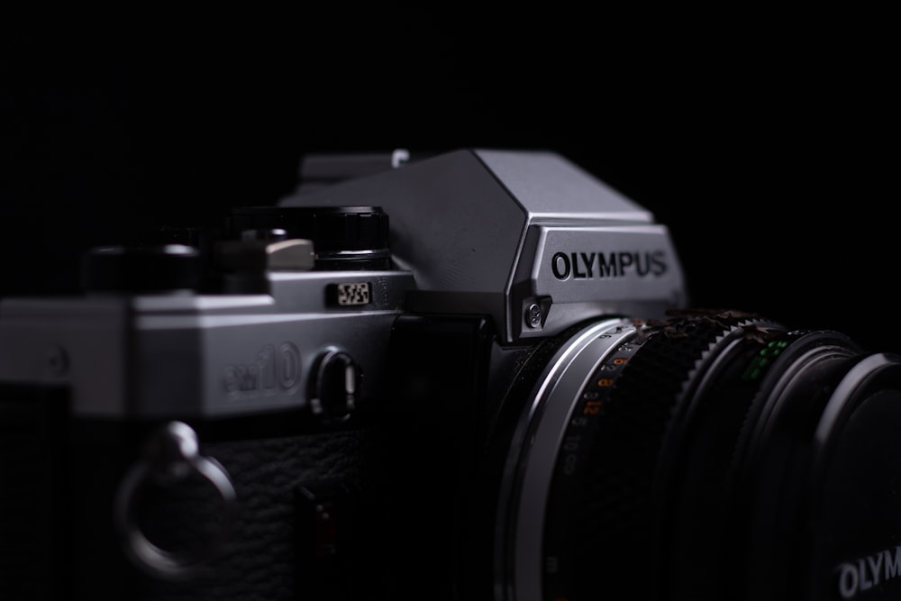 Schwarz und Silber Nikon DSLR-Kamera