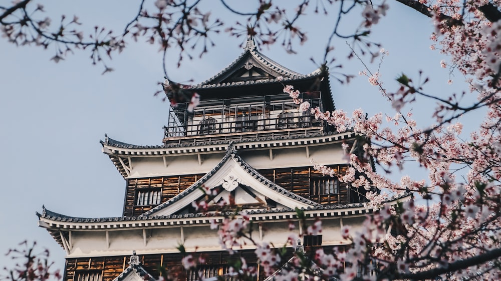 緑と白のパゴダ寺院