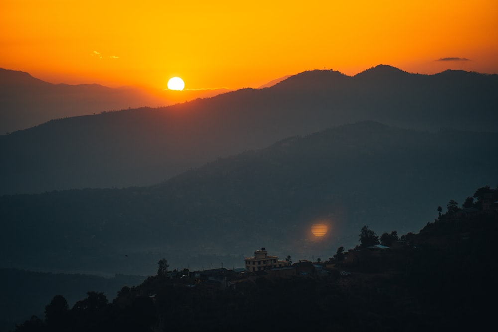 Silueta de la montaña durante la puesta del sol