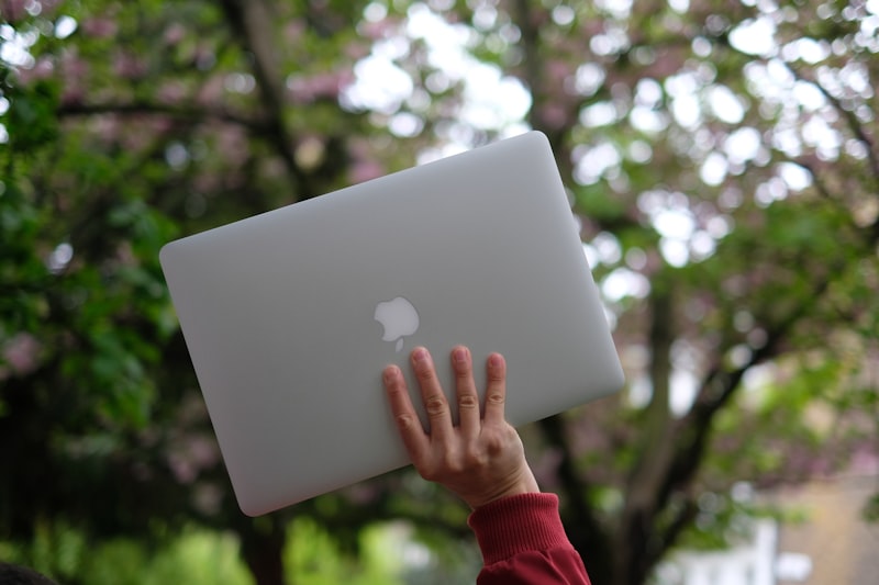 Laptop und Notizen in einer ruhigen Arbeitsumgebung