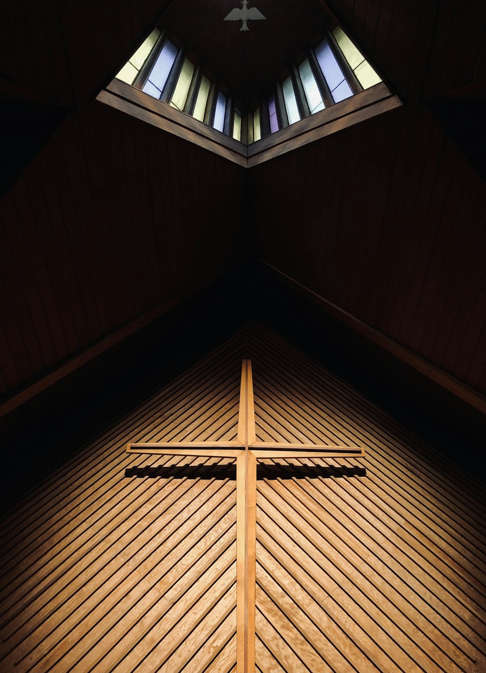 茶色の木製の天井に茶色の木製の十字架