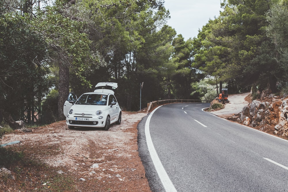 Coche blanco en la carretera durante el día