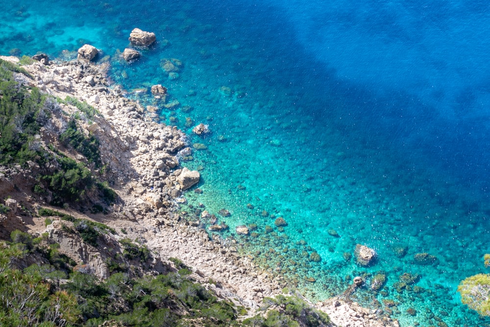 Vue aérienne de la mer bleue pendant la journée