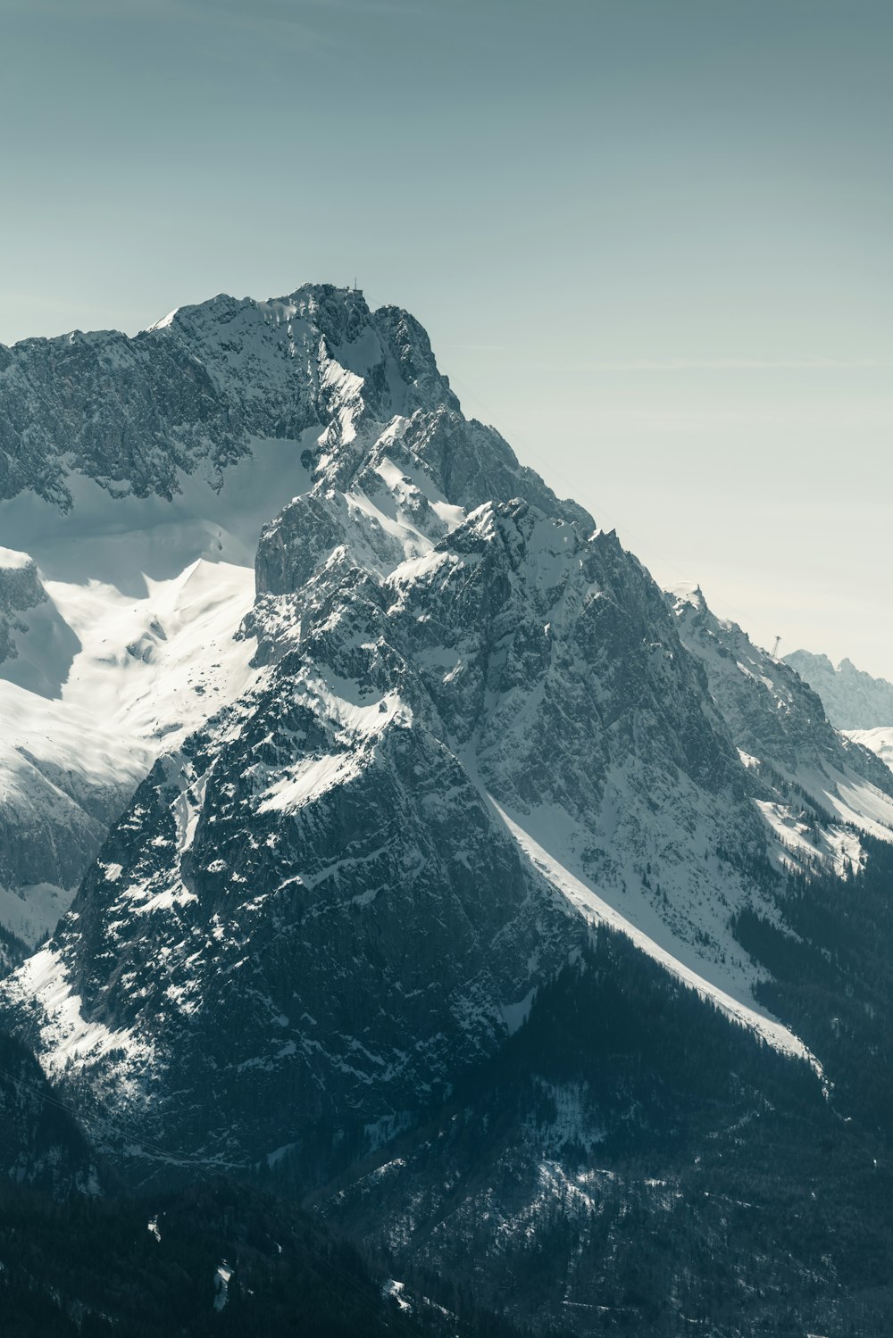 montagne enneigée sous ciel bleu pendant la journée